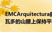 EMCArquitectura的倾斜混凝土教堂在萨尔瓦多的山腰上保持平衡